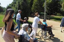 Paseo con personas mayores de un centro de día