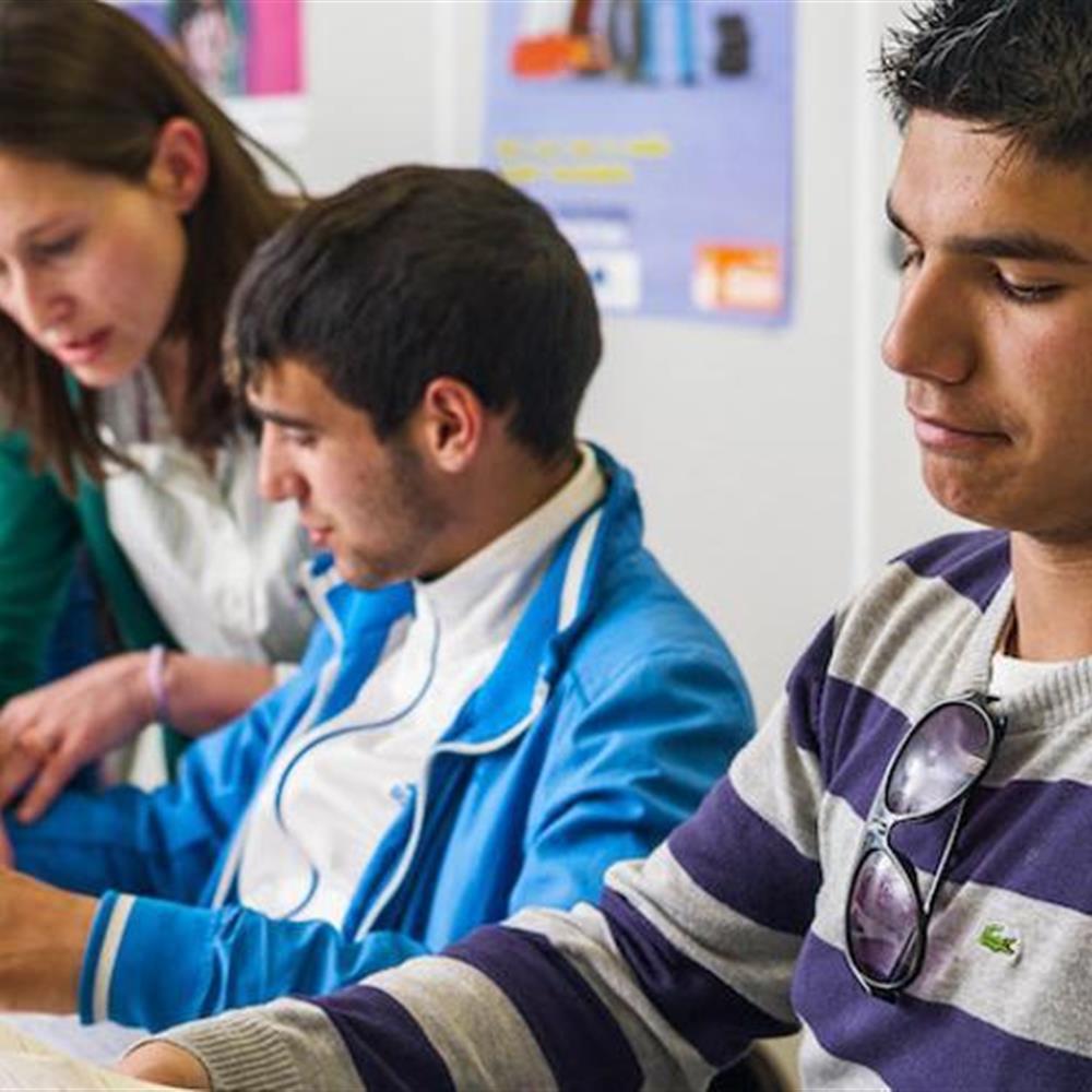 Voluntario para clases de alfabetización a adultos 