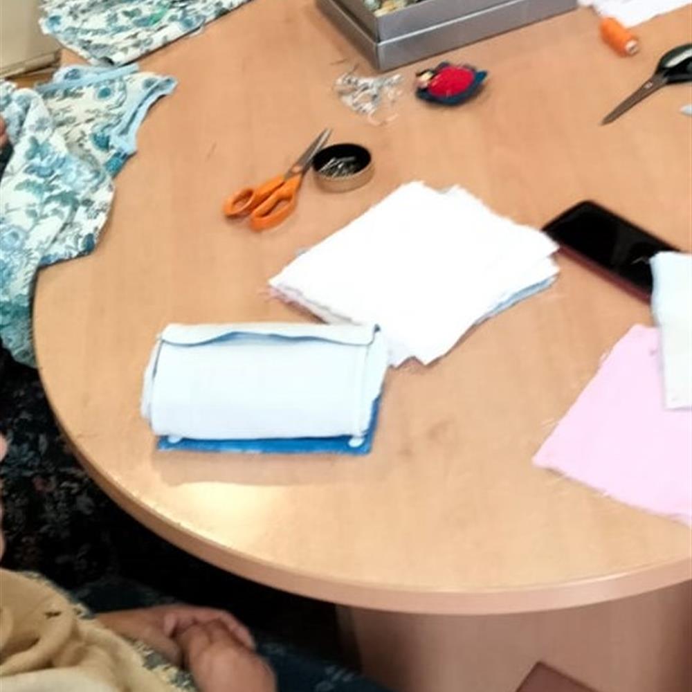 Voluntariado costura para grupo de mujeres