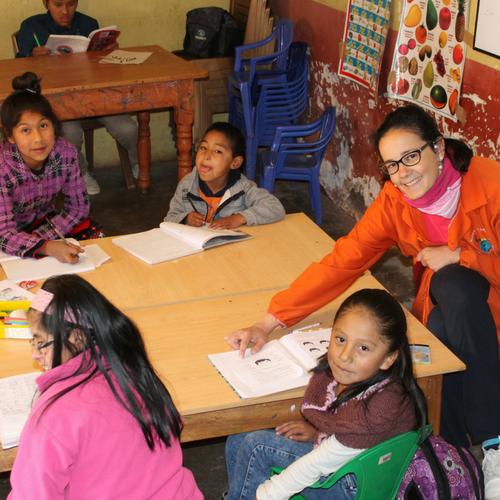 Colabora en la educación de niños y niñas en Perú
