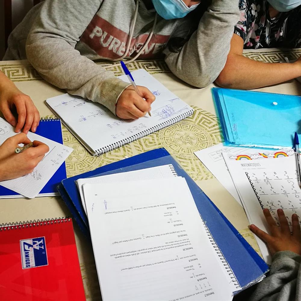Ajuda infants i joves a créixer! voluntari/a en reforç escolar i acompanyament familiar