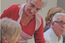 Dina en companyia gent gran a barcelona sants
