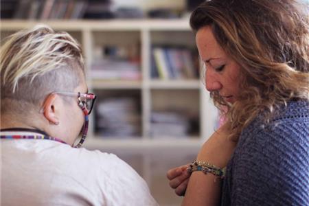 Acompanyament a persones que pateixen problemes de salut mental i solitud. 