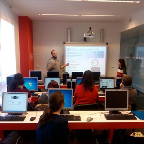 Formación en herramientas tecnológicas para personas en riesgo de exclusión socio-digital en Burgos 