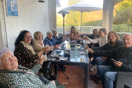 Voluntariado para actividades de sensibilización sobre la soledad no deseada de personas mayores.