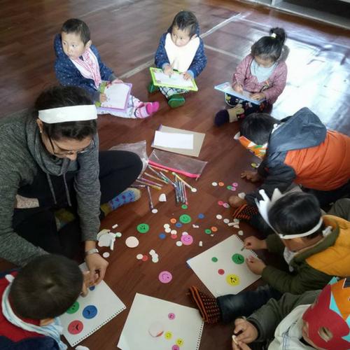 Colabora en India con refugiados tibetanos o en escuelita con niños y niñas
