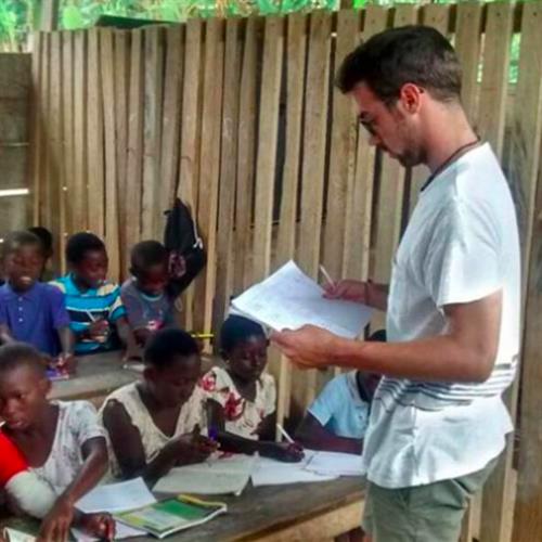 Voluntariado con familias locales en proyecto de educación. Ghana (África)