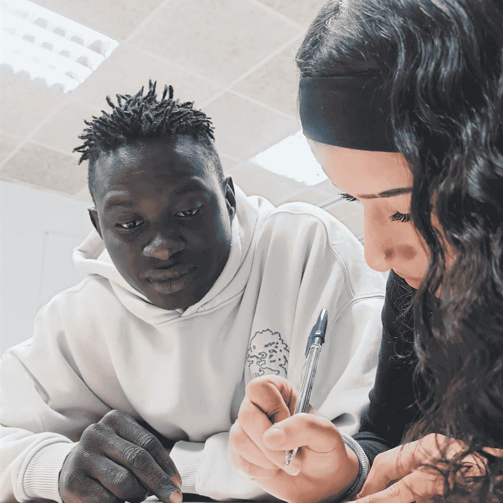 Busquem mentors per acompanyar a joves en situació vulnerable