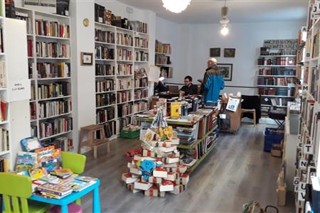 Voluntariado en librería solidaria aida books&more león