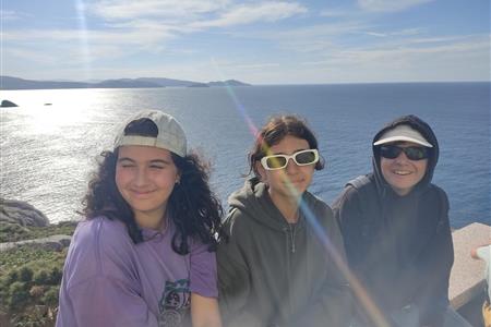 Monitor/a voluntario/a do grupo de pioneiras (14-15 anos) en seteportas-altair