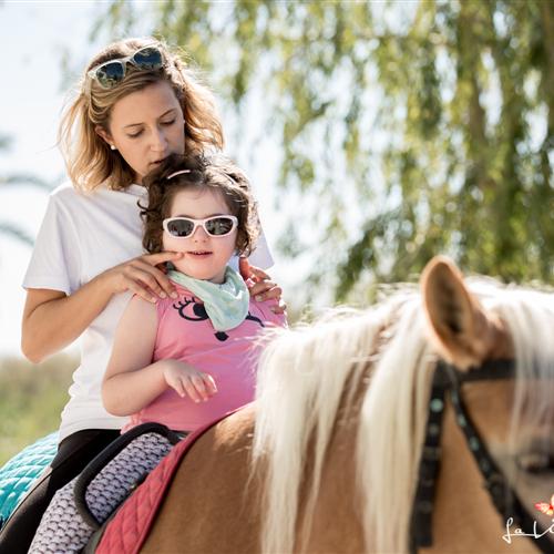 Acompañante en terapias asistidas con caballos a personas con discapacidad.