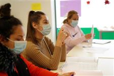 Voluntari/a per classes de català o castellà amb joves i adults al raval