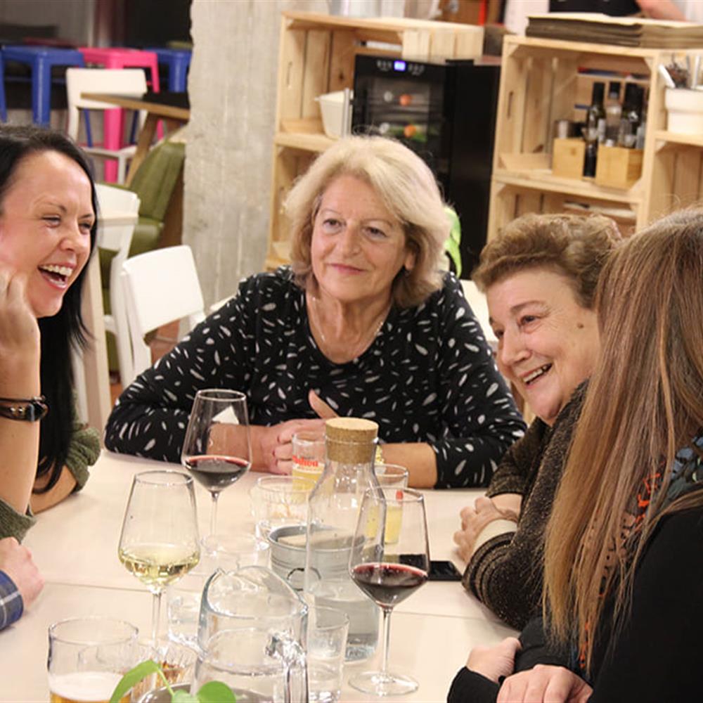 Vecinos/as de barrios de madrid para prevención soledad de personas mayores