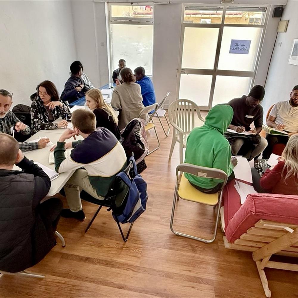 Acompaña a jóvenes migrantes en situación de vulnerabilidad.