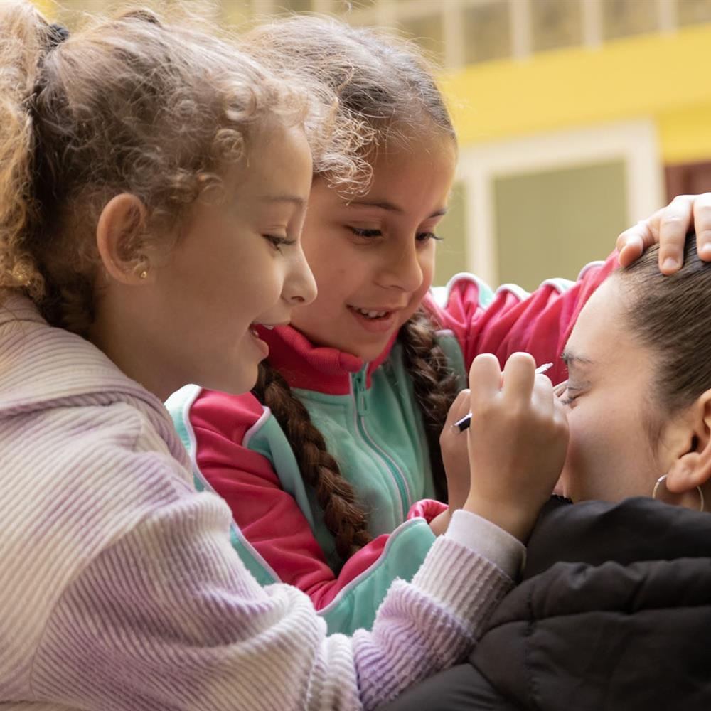 Suport en activitats lúdiques i de reforç a infants i joves