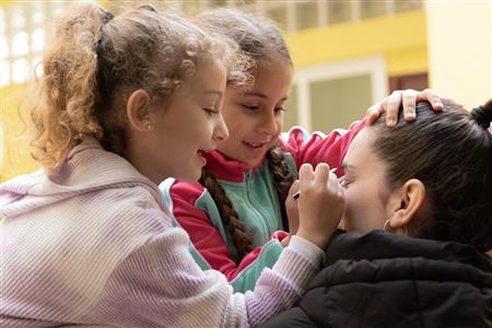 Suport en activitats lúdiques i de reforç a infants i joves