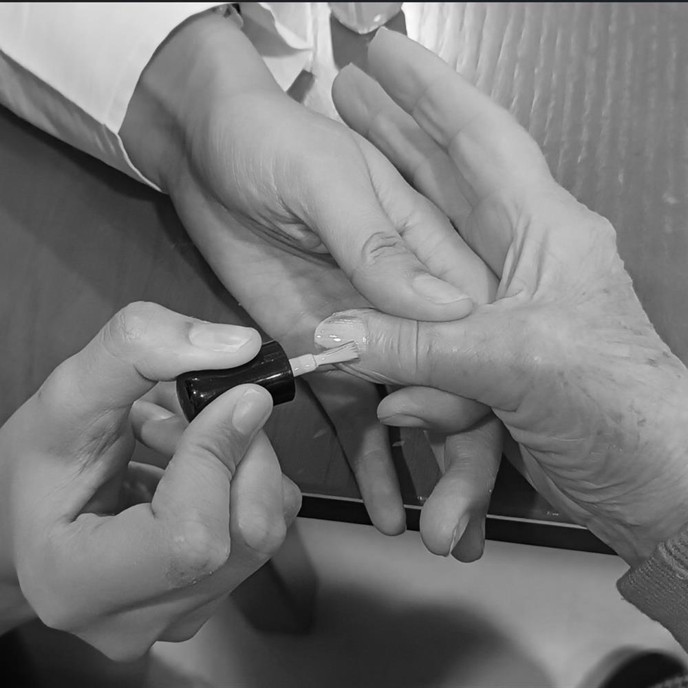Taller de autocuidado y belleza para personas mayores en residencias en vigo