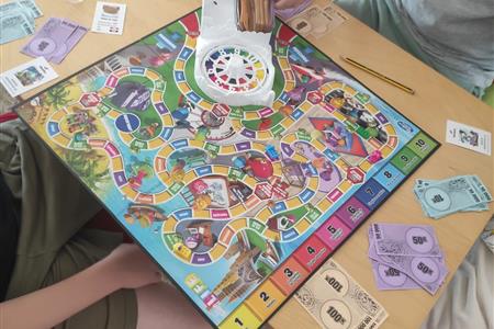 Personal de apoyo en actividad de campamento urbano