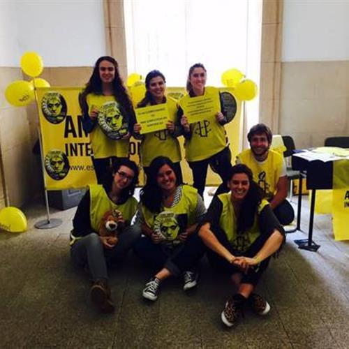 Activistas para el grupo de amnistía internacional en la universidad de burgos
