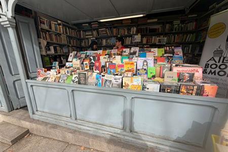 Voluntario/a puesto de libros solidarios en la cuesta de moyano 