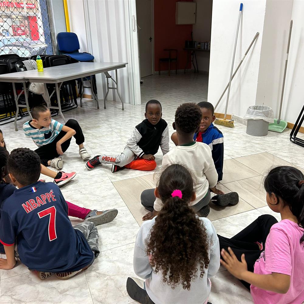 Clases de castellano a personas migrantes de bajos recursos