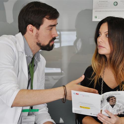 Voluntariado hospitalario con pacientes de cáncer y familiares. Asociación española contra el cáncer