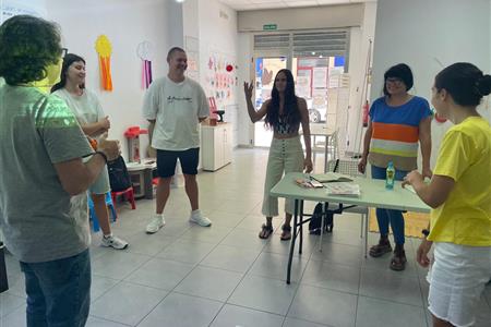 Inclusión lingüística (clases de español) para personas migrantes