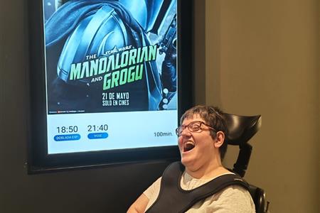 Acompañamiento de peronas con paràlisi cerebral al cine