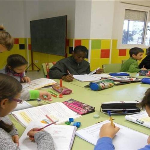 Apoyo escolar e integración social. proyecto maparra. caritas sevilla