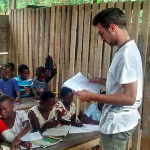 Voluntariado con familias locales en proyecto de educación. Ghana