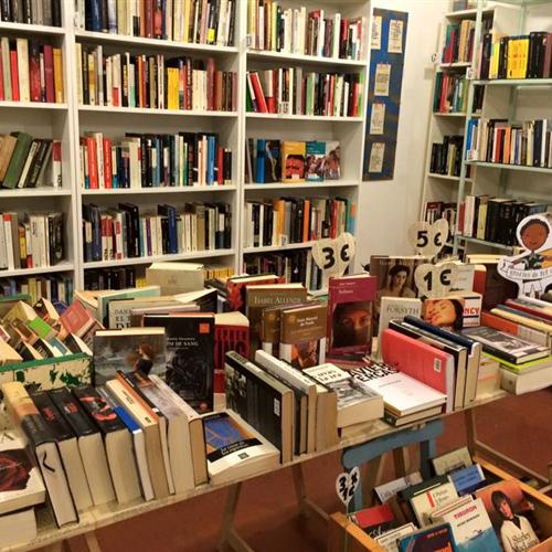 Voluntariado para recogida y transporte de libros de una librería solidaria- aida books barcelona 