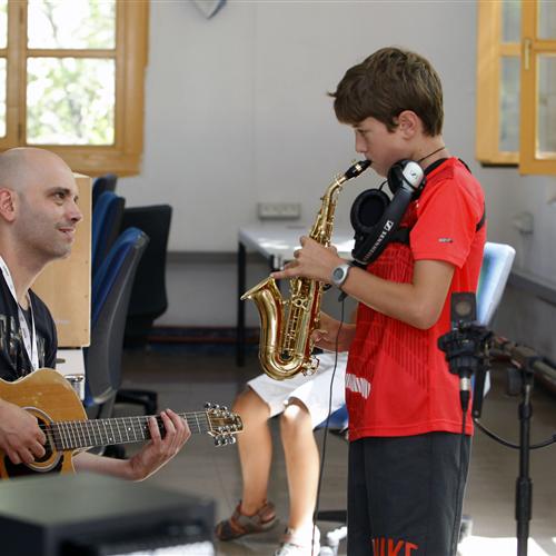 Profesor voluntario para el área "música" de campus promete navarra - #verano2017