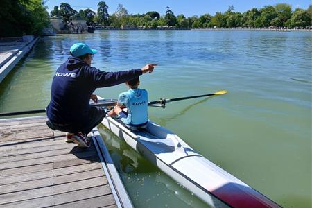 Voluntariado deportivo para actividad de remo en el lago de casa de campo