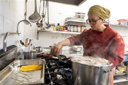 Persones voluntàries per a recollir donacions d'aliments a can banús