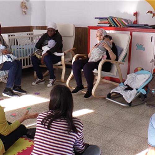Persones voluntàries per l'acompanyament de nadons durant les activitats de l'espai familiar