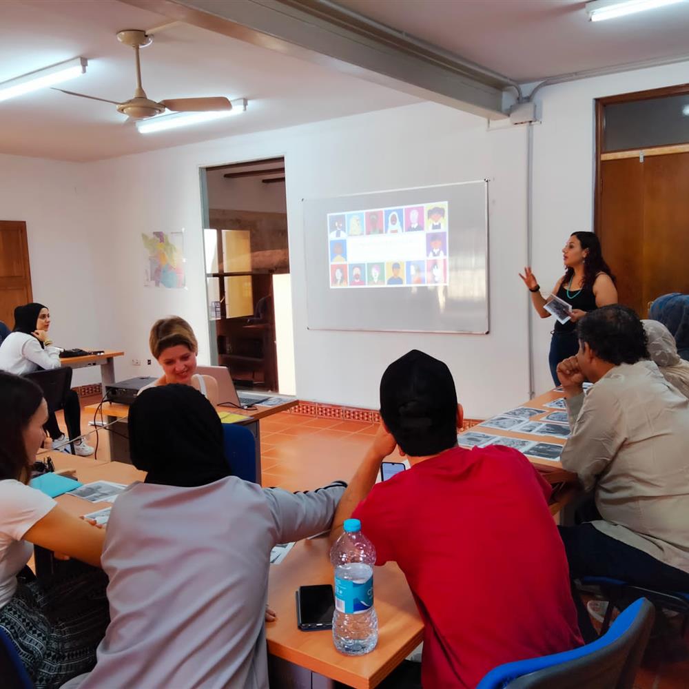 Docente clases de español para personas migrantes en torrent