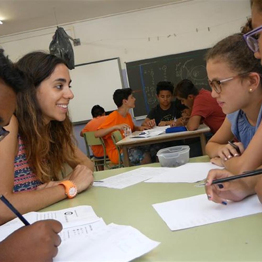 Voluntaris/es per espai de menjador i activitats amb adolescents a salt (girona)