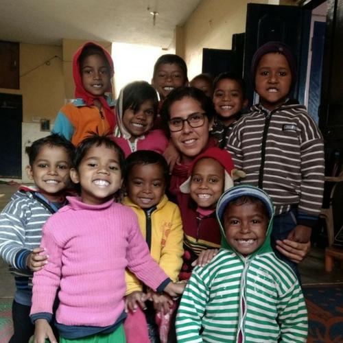 Colabora en India con refugiados tibetanos o en escuelita con niños y niñas.